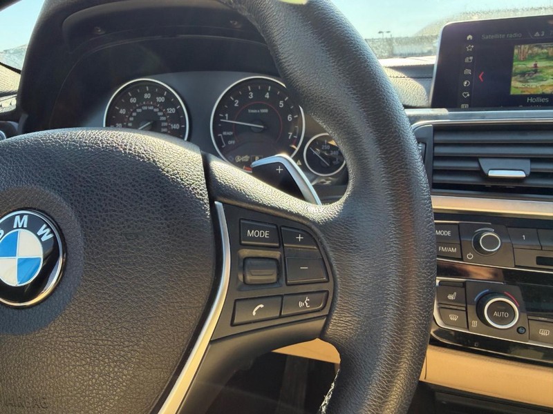 BMW 3 Series Vehicle Full-screen Gallery Image 12