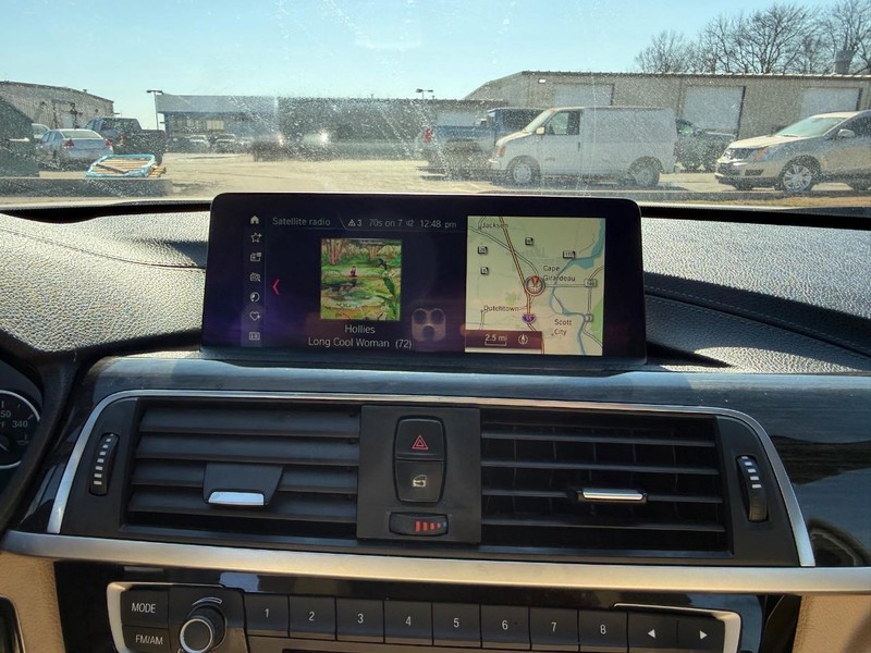 BMW 3 Series Vehicle Full-screen Gallery Image 13