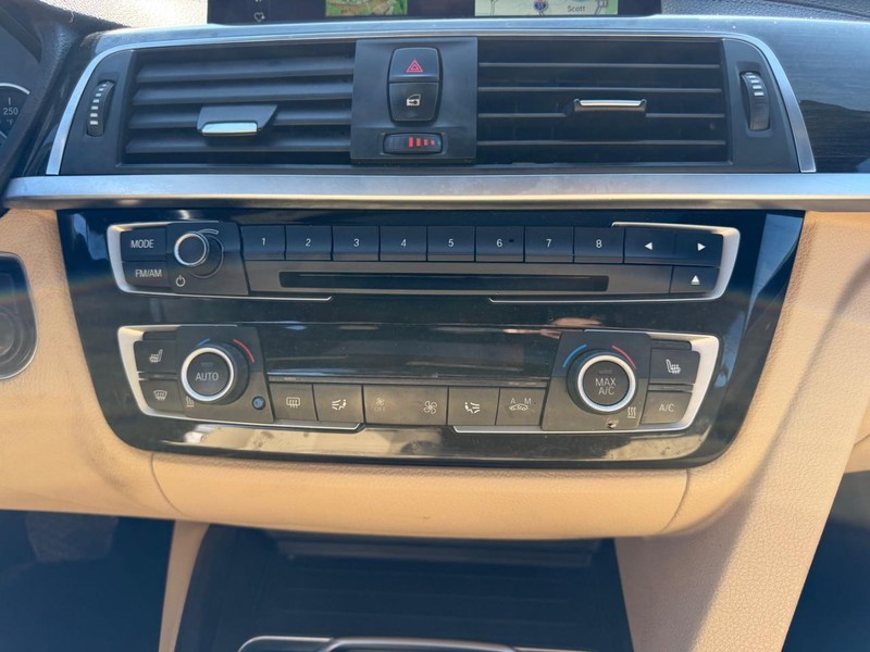 BMW 3 Series Vehicle Full-screen Gallery Image 14