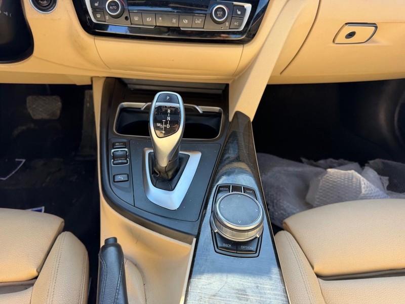 BMW 3 Series Vehicle Full-screen Gallery Image 15