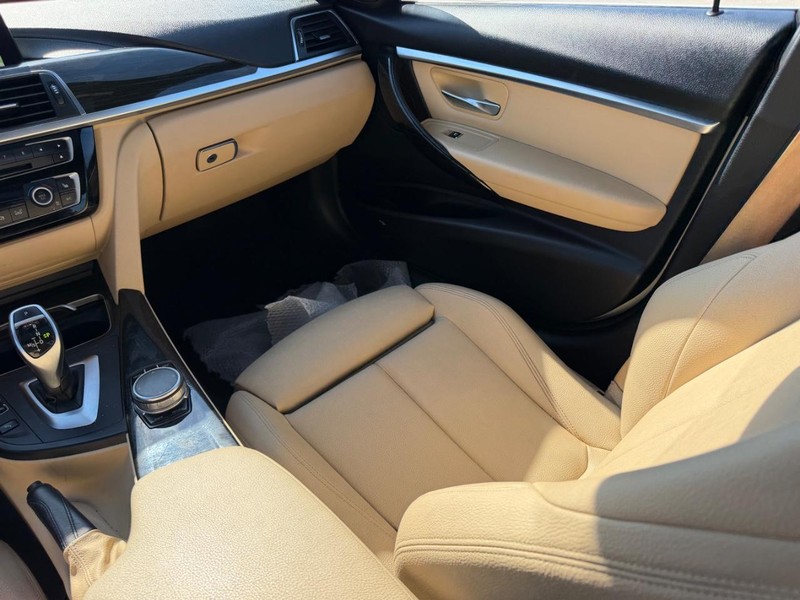 BMW 3 Series Vehicle Full-screen Gallery Image 16