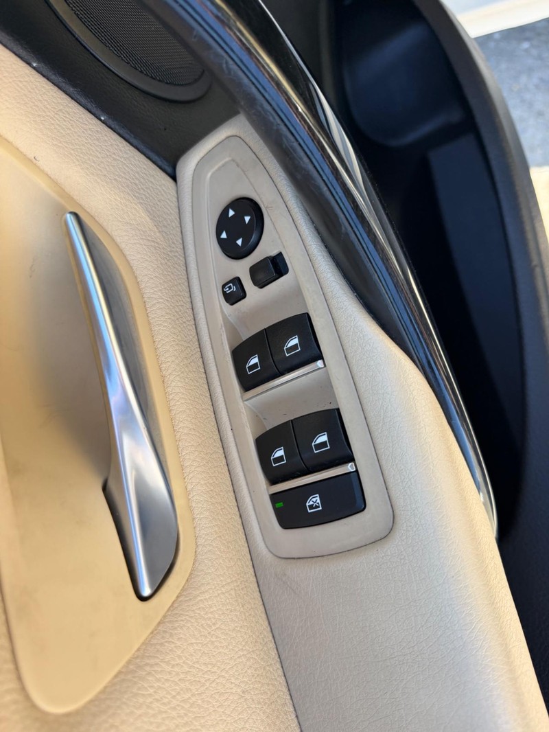 BMW 3 Series Vehicle Full-screen Gallery Image 17