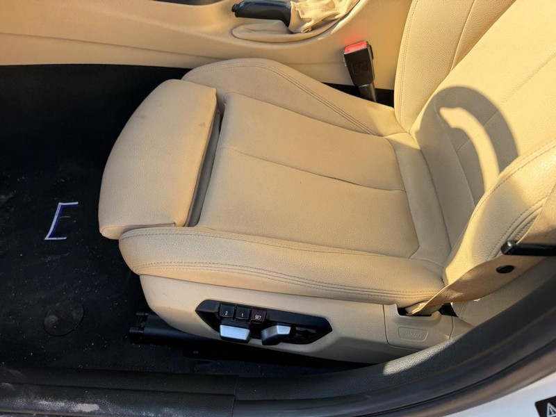 BMW 3 Series Vehicle Full-screen Gallery Image 18