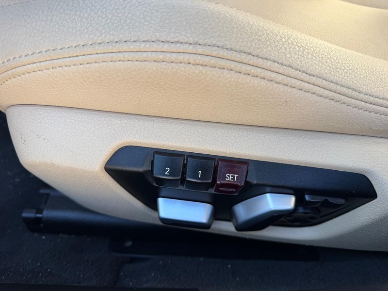 BMW 3 Series Vehicle Full-screen Gallery Image 19