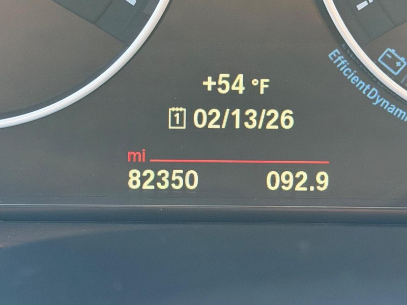 BMW 3 Series Vehicle Full-screen Gallery Image 20