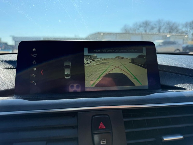 BMW 3 Series Vehicle Full-screen Gallery Image 21