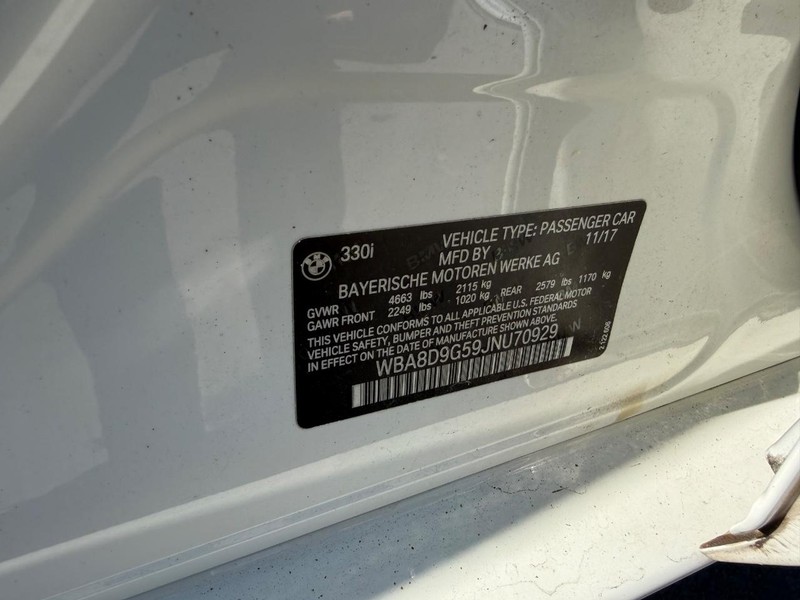 BMW 3 Series Vehicle Full-screen Gallery Image 22