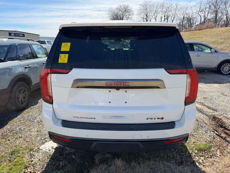GMC Yukon XL Vehicle Full-screen Gallery Image 3