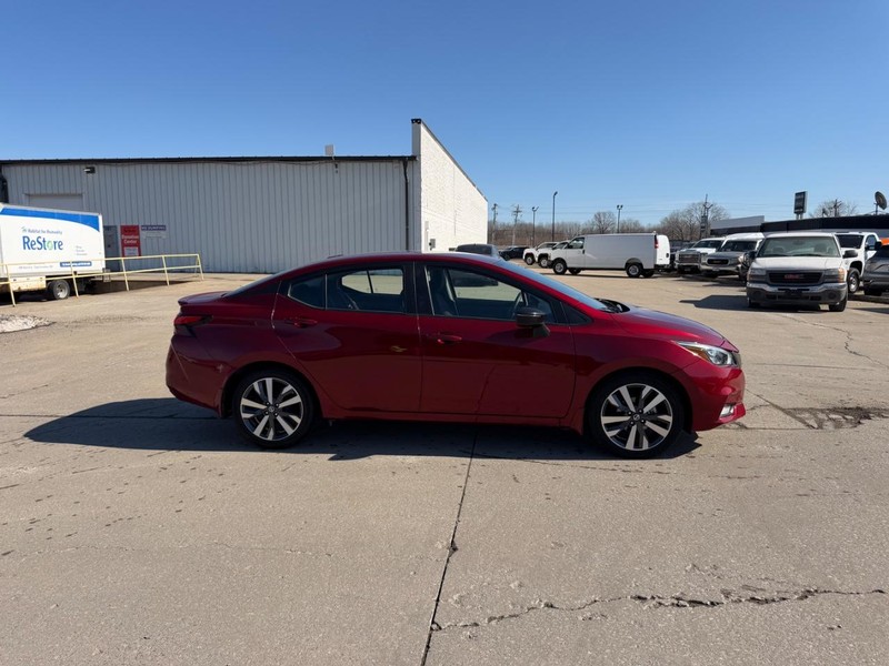 Nissan Versa Vehicle Full-screen Gallery Image 2