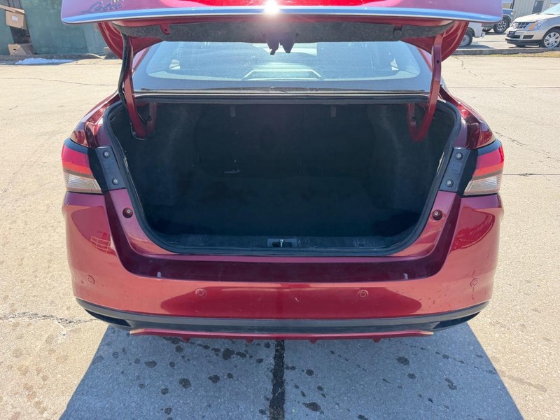 Nissan Versa Vehicle Full-screen Gallery Image 5