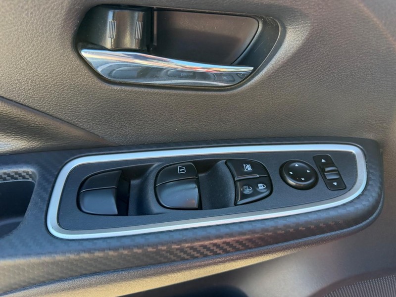 Nissan Versa Vehicle Full-screen Gallery Image 16