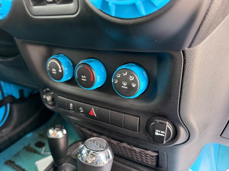 Jeep Wrangler Unlimited Vehicle Full-screen Gallery Image 11