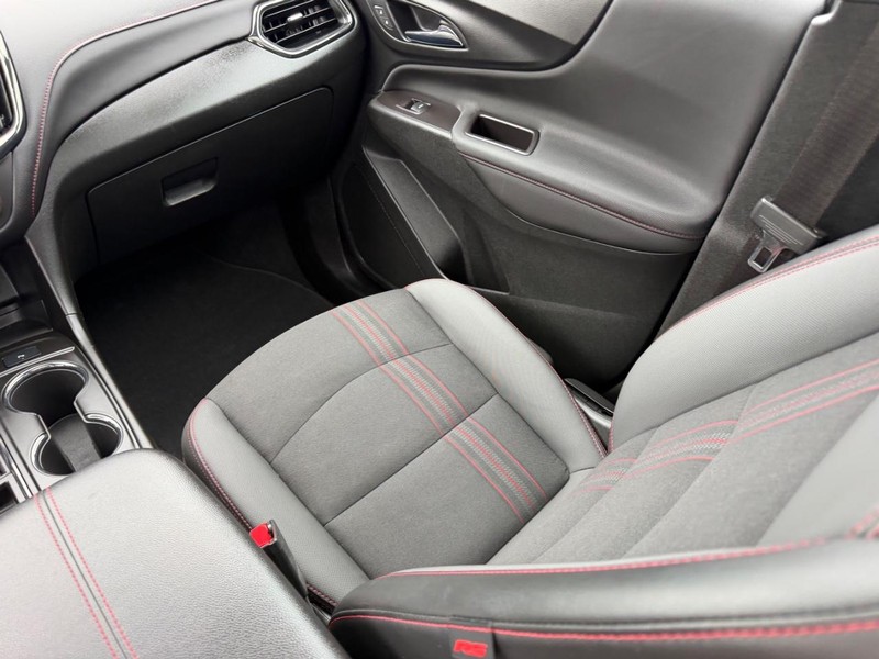 Chevrolet Equinox Vehicle Full-screen Gallery Image 17