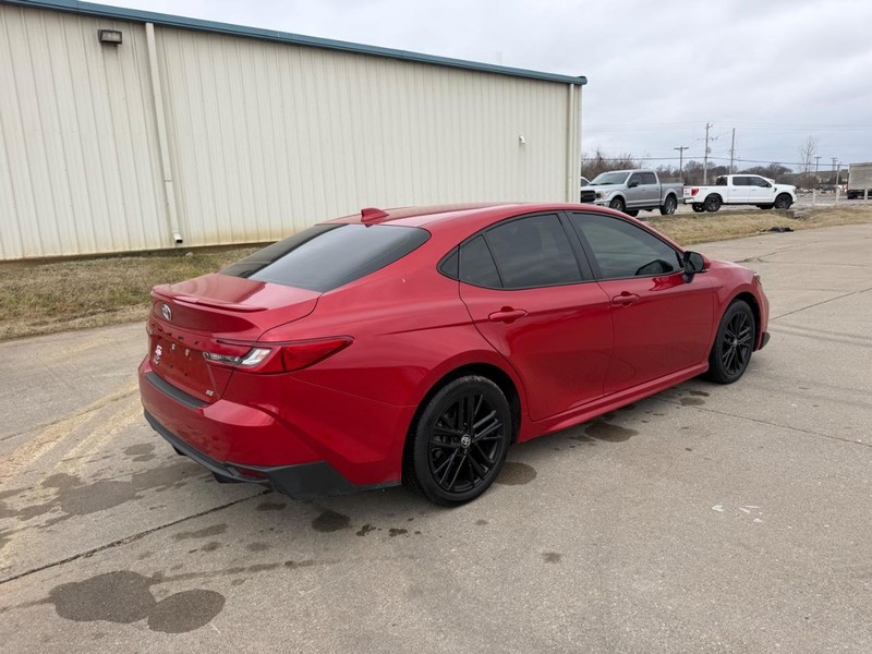 Toyota Camry Vehicle Full-screen Gallery Image 3