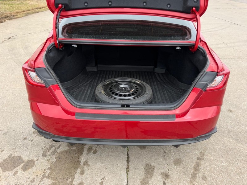 Toyota Camry Vehicle Full-screen Gallery Image 5