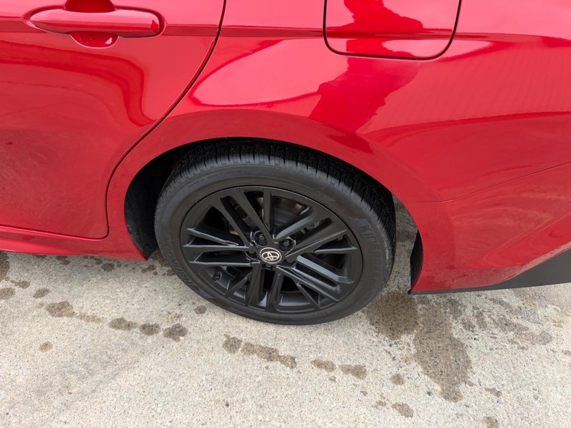 Toyota Camry Vehicle Full-screen Gallery Image 6