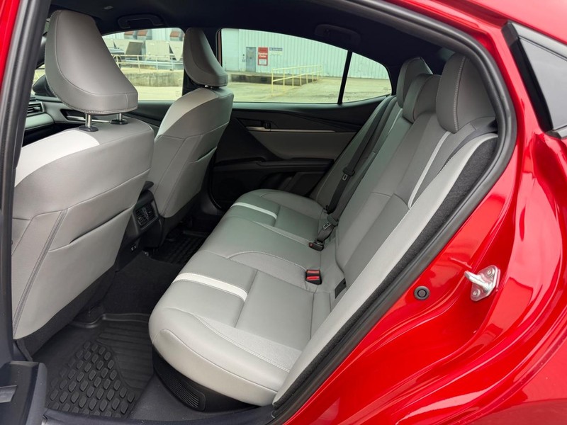 Toyota Camry Vehicle Full-screen Gallery Image 7