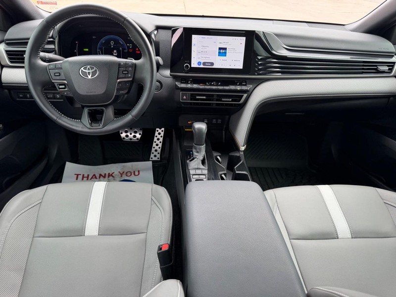 Toyota Camry Vehicle Full-screen Gallery Image 8