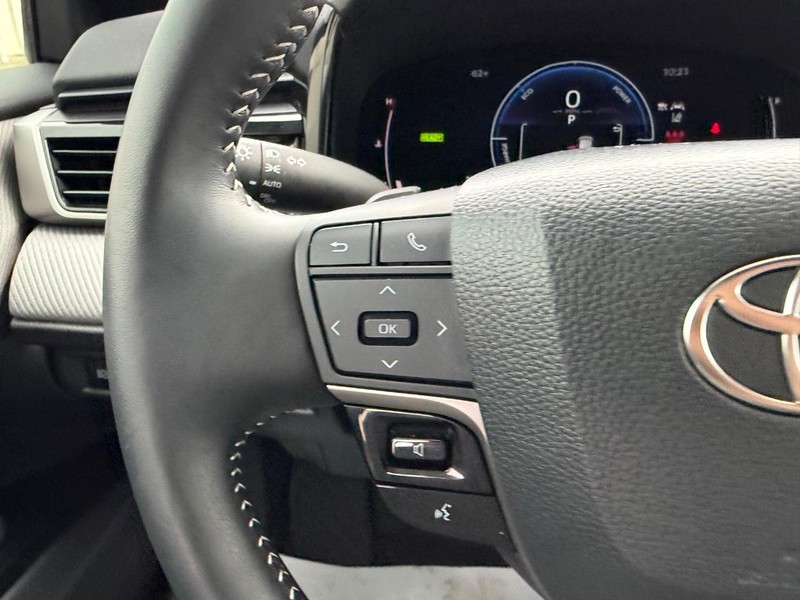 Toyota Camry Vehicle Full-screen Gallery Image 10