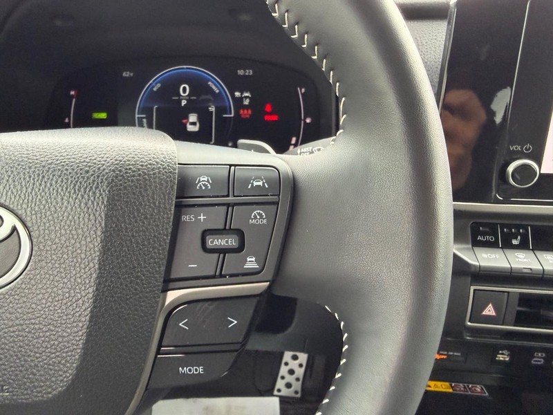 Toyota Camry Vehicle Full-screen Gallery Image 11