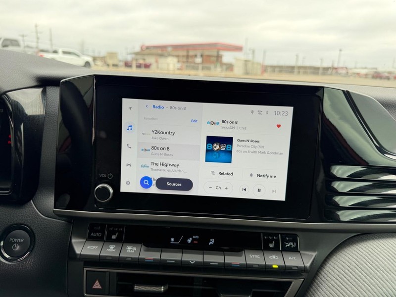 Toyota Camry Vehicle Full-screen Gallery Image 12