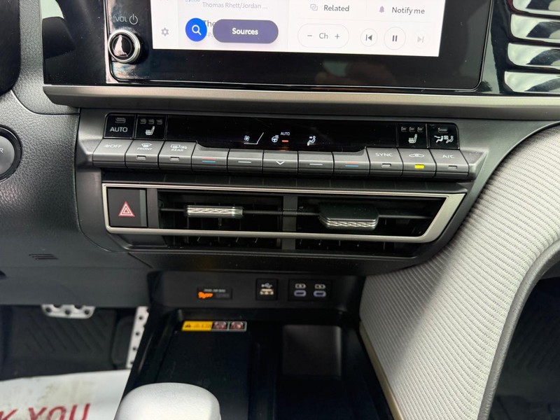 Toyota Camry Vehicle Full-screen Gallery Image 13