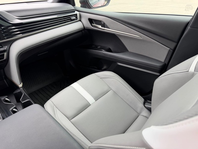 Toyota Camry Vehicle Full-screen Gallery Image 15