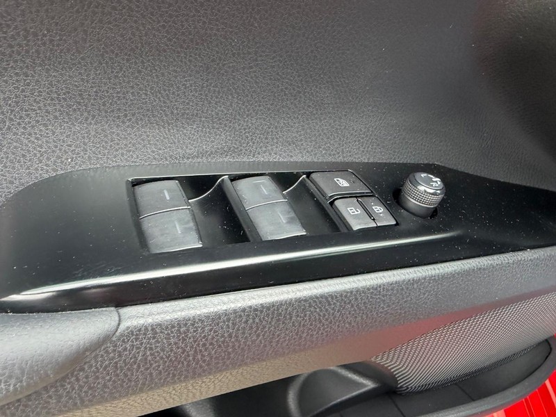 Toyota Camry Vehicle Full-screen Gallery Image 16