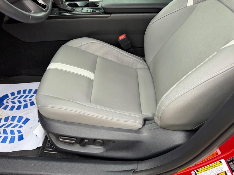 Toyota Camry Vehicle Full-screen Gallery Image 17