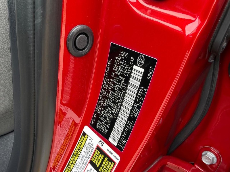 Toyota Camry Vehicle Full-screen Gallery Image 20