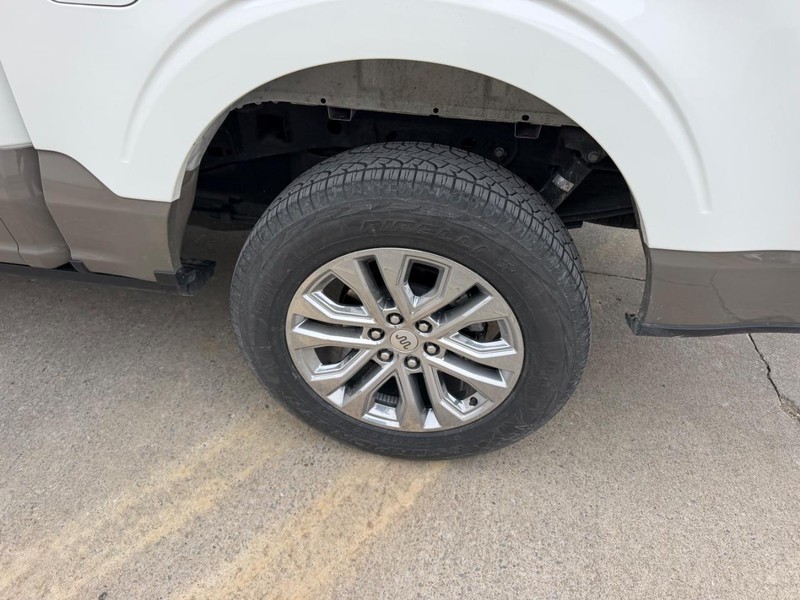 Ford F-150 Vehicle Full-screen Gallery Image 6