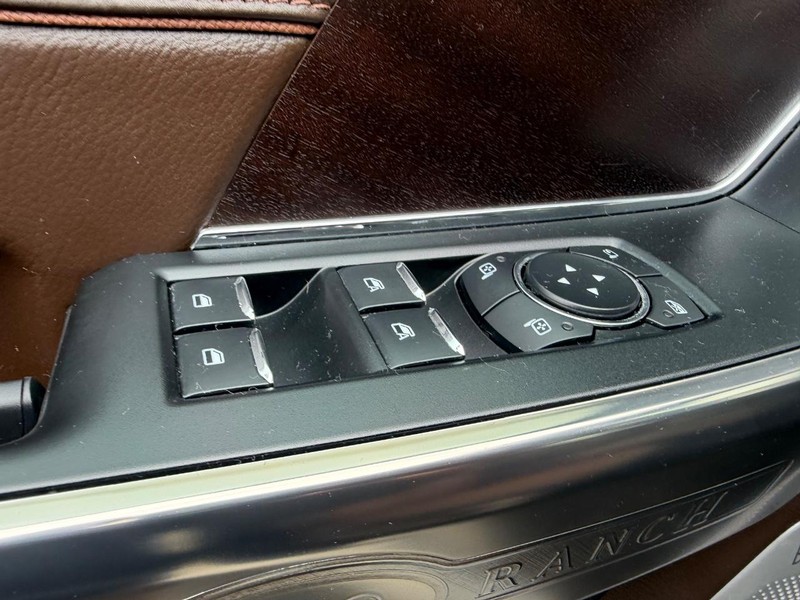 Ford F-150 Vehicle Full-screen Gallery Image 17