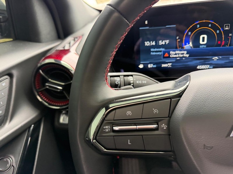 Chevrolet Equinox Vehicle Full-screen Gallery Image 12