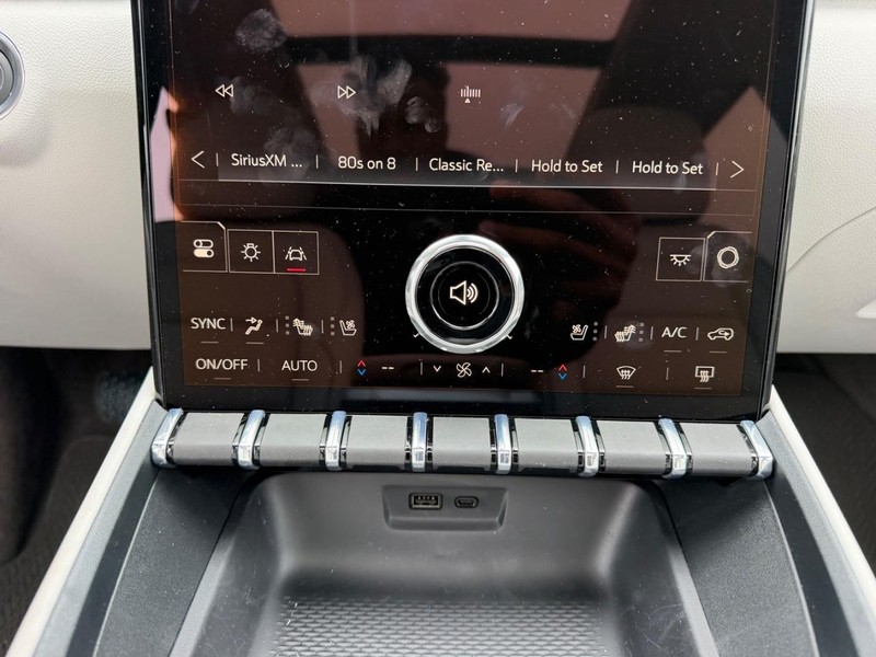 GMC Terrain Vehicle Full-screen Gallery Image 16