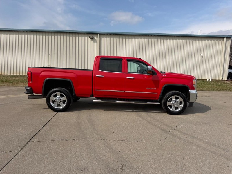 GMC Sierra 2500HD Vehicle Full-screen Gallery Image 2