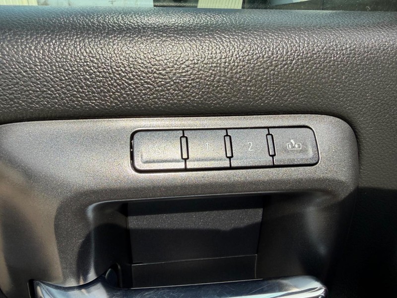 GMC Sierra 2500HD Vehicle Full-screen Gallery Image 16