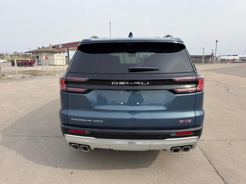 GMC Acadia Vehicle Full-screen Gallery Image 4