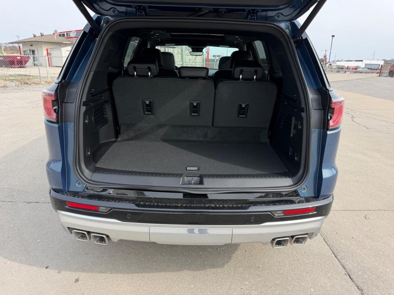 GMC Acadia Vehicle Full-screen Gallery Image 5