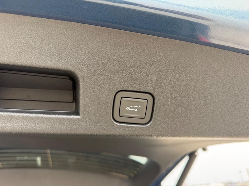 GMC Acadia Vehicle Full-screen Gallery Image 6