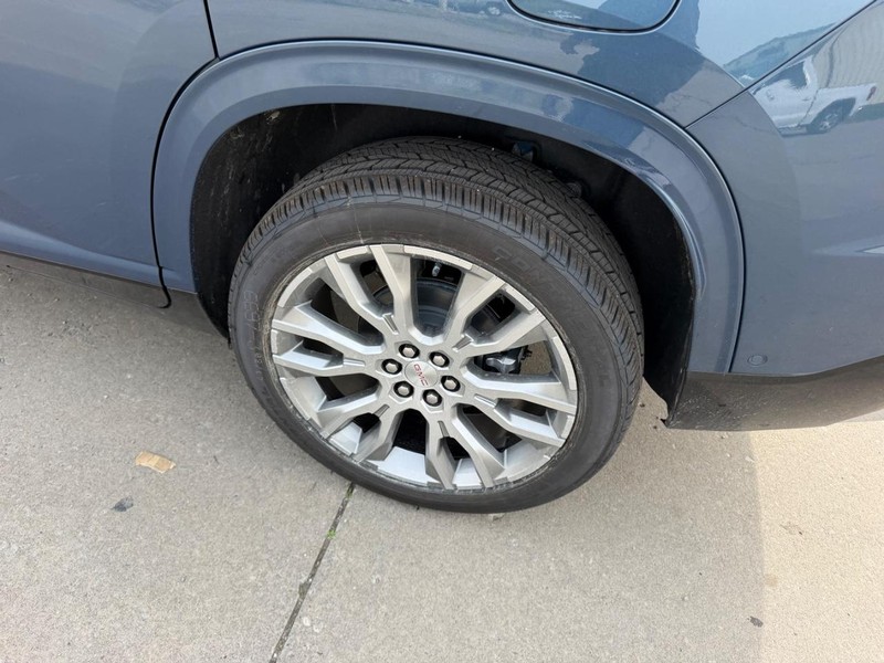 GMC Acadia Vehicle Full-screen Gallery Image 7