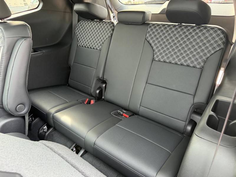 GMC Acadia Vehicle Full-screen Gallery Image 8