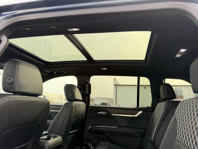 GMC Acadia Vehicle Full-screen Gallery Image 10