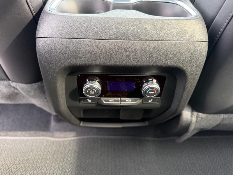 GMC Acadia Vehicle Full-screen Gallery Image 11