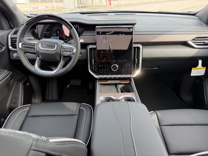 GMC Acadia Vehicle Full-screen Gallery Image 12