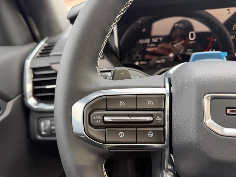 GMC Acadia Vehicle Full-screen Gallery Image 14