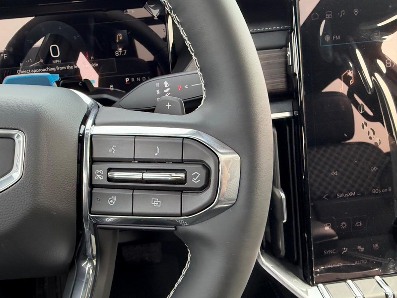 GMC Acadia Vehicle Full-screen Gallery Image 15