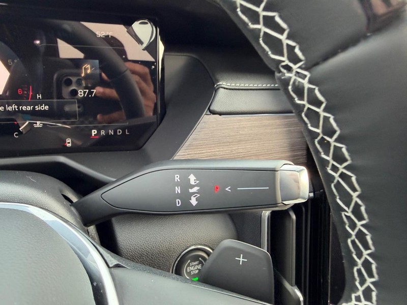 GMC Acadia Vehicle Full-screen Gallery Image 16