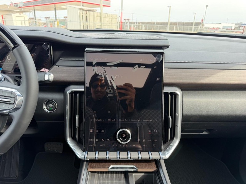 GMC Acadia Vehicle Full-screen Gallery Image 17