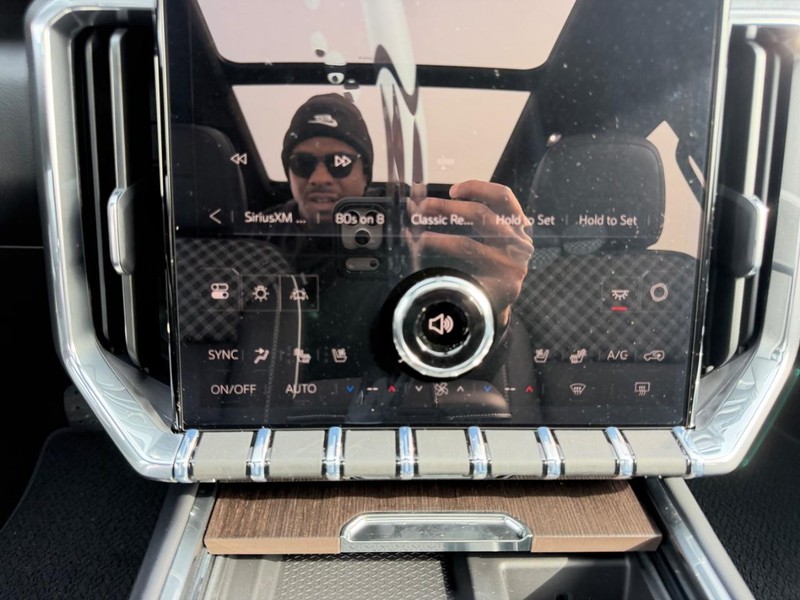 GMC Acadia Vehicle Full-screen Gallery Image 18