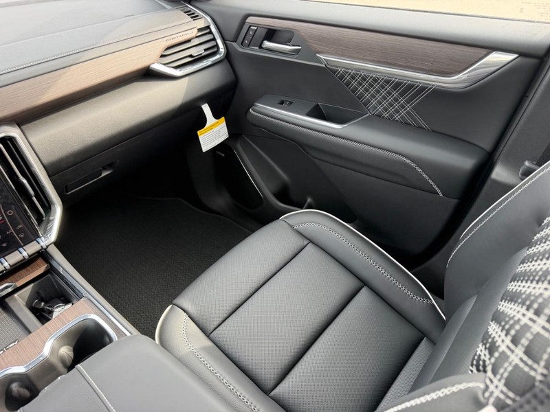 GMC Acadia Vehicle Full-screen Gallery Image 19